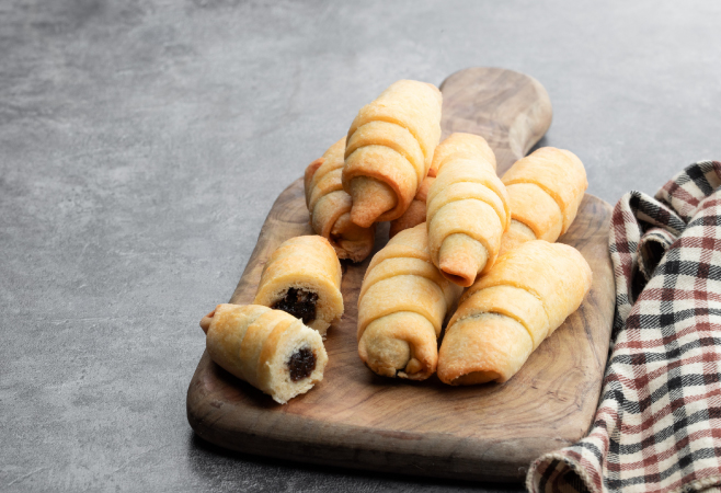 Mutaki is a crescent-shaped Azerbaijani pastry stuffed Mutaki is a crescent-shaped Azerbaijani pastry stuffed
