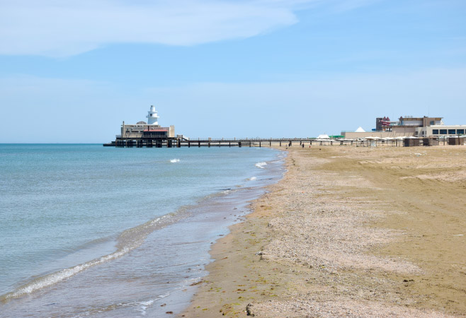 Weekends or holidays may feature informal evening bonfires at Mardakan Beach